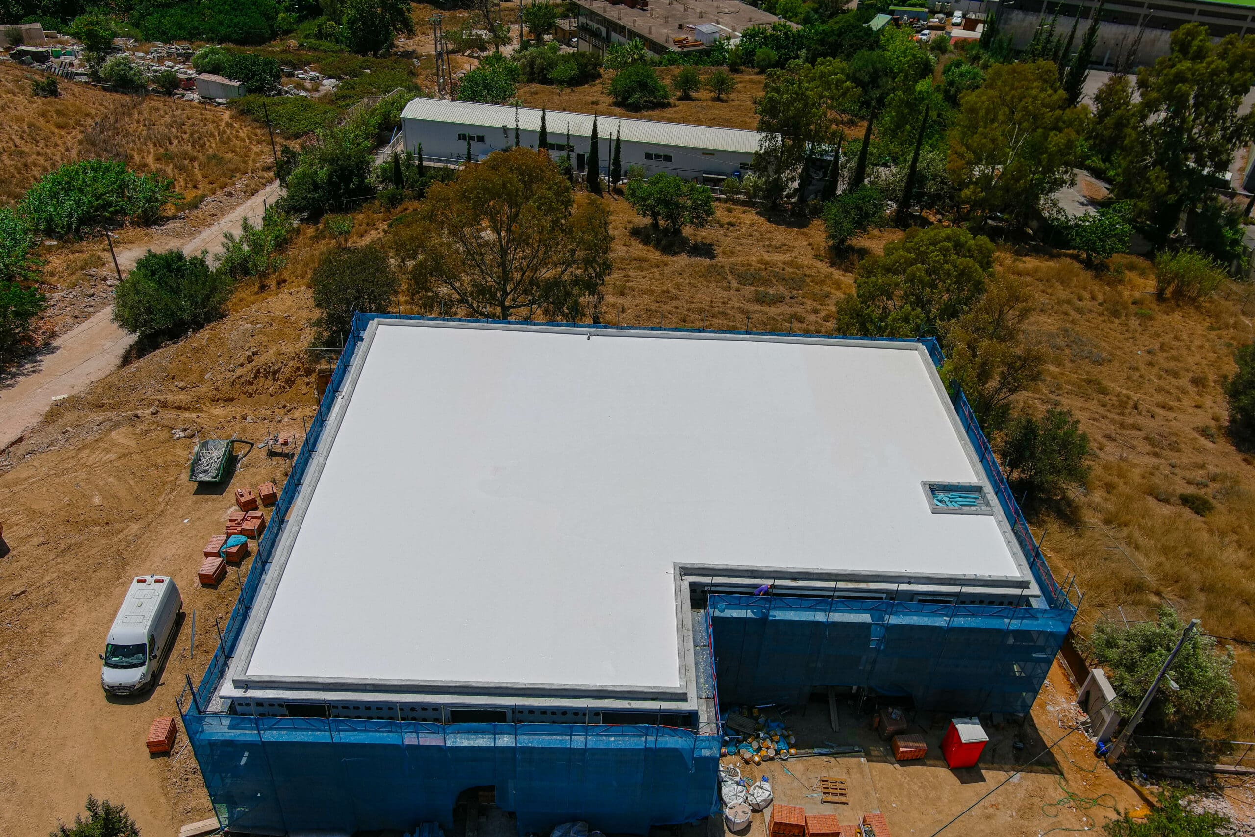 Στεγανοποίηση Πισίνας 2025 σε Πολυτελείς Βίλες: Θερμή Πολυουρία & Συστήματα Sika 5 Εφαρμογή στεγανοποίησης σε επίπεδη επιφάνεια – προστασία από διαρροές