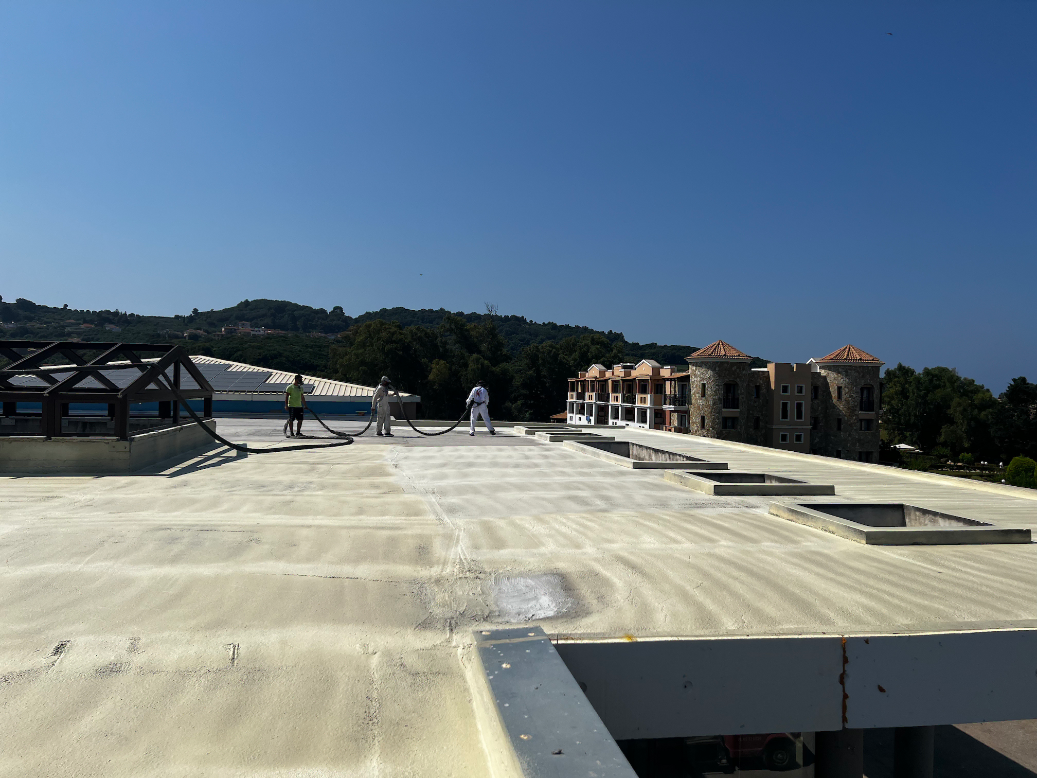 Στεγανοποίηση Πισίνας 2025 σε Πολυτελείς Βίλες: Θερμή Πολυουρία & Συστήματα Sika 3 Τεχνικός Gkotsis εφαρμόζει σύστημα μόνωσης και στεγανοποίησης σε κτιριακό έργο